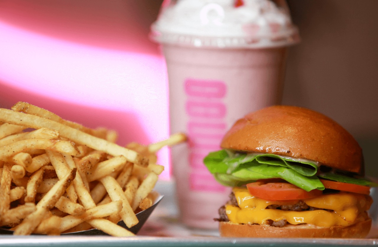 NOMOO REPLACED ICONIC JOHNNY ROCKETS’ FLAGSHIP IN LA NOW, ITS VEGAN BURGERS ARE GOING NATIONAL 